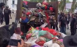 Warga Pandeglang Buang Sampah di Kantor Bupati, Tolak Kerja Sama dengan Tangsel<