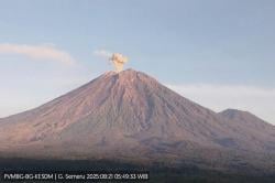 Gunung Semeru 4 Kali Erupsi Pagi Ini, Kolom Abu Capai 1 Km<