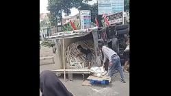 Mobil Boks Angkut Beras Bansos Terguling di Bogor, Muatan 10 Ton Tumpah Berserakan di Jalan