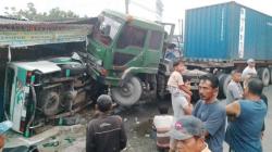 Truk Tabrak Minibus dan Rumah Warga di Simalungun, 7 Orang Terluka<
