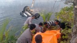 Suzuki Escudo Terjun ke Sungai dan Tenggelam di Tapteng, 3 Orang Tewas<