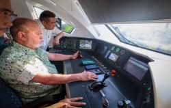 Lagi, Raja Malaysia Sultan Ibrahim Jadi Masinis KRL Dadakan