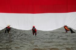 Bendera Merah Putih Raksasa di Atas Ciliwung