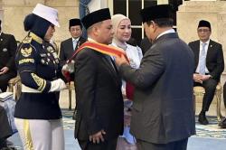 Haji Isam Turut Dianugerahi Bintang Mahaputera Utama oleh Prabowo