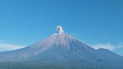 Gunung Semeru Erupsi 3 Kali dalam Sehari, Warga Diminta Waspada<