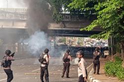 Polisi-TNI Bentrok dengan Massa Demo Pelajar STM, Pukul Mundur hingga Underpass Slipi 