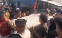 Perempuan Tewas Dicor di Lombok Barat Dimakamkan, Keluarga Tuntut Pelaku Dihukum Mati<