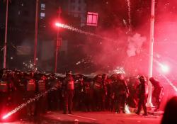 Pejompongan Mencekam! Brimob Dihujani Batu, Petasan dan Bom Molotov