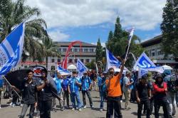 Buruh Jabar Demo Suarakan 6 Tuntutan dan Tolak Kenaikan Tunjangan Anggota DPR<