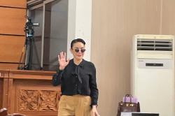 Meski Sakit, Nikita Mirzani Hadiri Sidang Hari Ini dengan Tas Hermes!