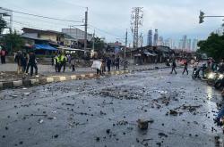 Jalan Pejompongan Dipenuhi Batu Buntut Demo DPR Ricuh, Pengendara Sulit Melintas
