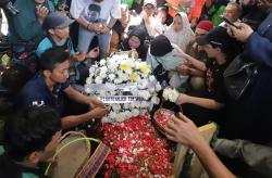 Tangisan Keluarga Affan Kurniawan, Driver Ojol yang Tewas Dilindas Rantis Brimob