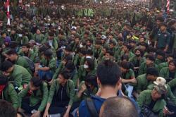 Momen Mahasiswa Duduk di Halaman Polda Metro Sambil Tunggu Kapolda