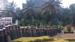 Gerbang Utama Gedung DPR Berhasil Ditembus Demonstran, Brimob Langsung Bentuk Barikade