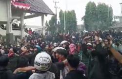 Demo di Tasikmalaya Memanas, Massa Berkostum Hitam Rusak Kantor DPRD