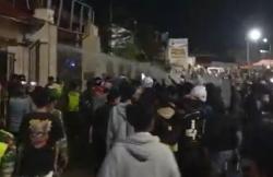Demo Solidaritas Ojol di Tegal Ricuh, Massa Robohkan Gerbang Mapolres, Sejumlah Orang Luka<