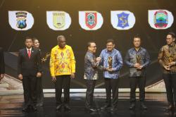 Gubernur Kalsel Raih Penghargaan Pelayanan Publik di Pemimpin Daerah Awards 2025<