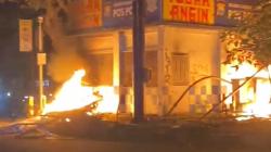 Mencekam Demo di Makassar, Pos Polisi Dibakar Massa<
