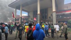Demo di Cirebon Memanas, Mahasiswa hingga Driver Ojol Bertahan di Sekitar DPRD<