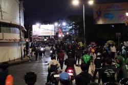Demo Ricuh di Malang: 17 Orang Luka, Gas Air Mata Sempat Masuk Rumah Sakit<