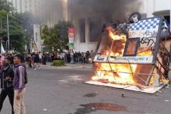 Demo Ricuh di Medan, Massa Bakar Pos Polisi di Jalan Balai Kota<