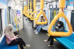 Jakarta Kondusif! Warga Antusias Naik Transportasi Umum Tarif Gratis