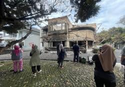 Jadi Tontonan Warga, Begini Kondisi Gedung DPRD Jabar usai Dibakar saat Demo Rusuh<