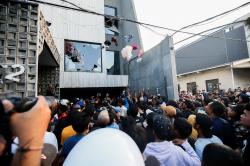 Rumah Anggota DPR Ahmad Sahroni Dikepung Massa
