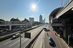 Jakarta Tanpa Macet pada Senin Pagi Ini, Langit Biru