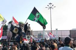 Massa HMI hingga GMNI Demo di Depan Gedung DPR: Kami Suarakan Aspirasi Rakyat