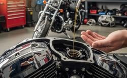 Cara Ganti Oli Mesin Motor Sendiri di Rumah, Ini yang Harus Diperhatikan