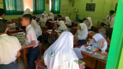Menu MBG di Jombang Dikeluhkan Sebagian Siswa, Basi hingga Kurang Matang<