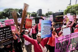 Berbaju Pink dan Bawa Sapu, Ratusan Perempuan Gelar Aksi Damai di DPR
