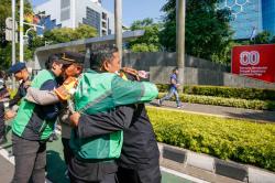 Aksi Damai, Driver Ojol dan Polisi Berpelukan