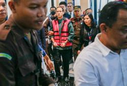 Tampang Nadiem Makarim Pakai Rompi Tahanan Kejagung