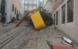 Kereta Anjlok Tabrak Bangunan di Lisbon Portugal, 15 Orang Tewas termasuk Turis Asing
