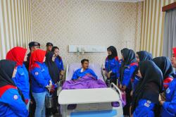 KSPSI Jenguk Polisi Korban Kerusuhan, Bawa Makanan hingga Doakan Kesembuhan<