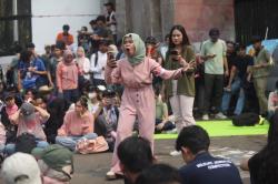 Mahasiswa Piknik di Depan DPR, Tagih 17+8 Tuntutan Rakyat