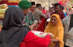 Harga Melambung, Ratusan Warga Jombang Antre Beras Gratis di Kelenteng Boo Hway Bio<