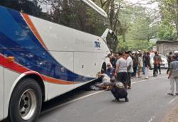 Kecelakaan di Bandung, Pemotor Tewas Tertabrak Bus hingga Masuk Kolong<