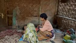 Kisah Pilu Nenek Rumi di Lebak, Hidup di Rumah Nyaris Roboh Sambil Rawat 2 Anak yang Sakit<