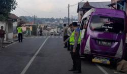 Detik-Detik Minibus Peziarah Terguling Tabrak 7 Motor dan Mobil di Pemalang<