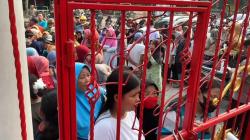 Ratusan Warga Jombang Berebut Masuk Klenteng Boo Hway Bio untuk Dapat Paket Beras Gratis<