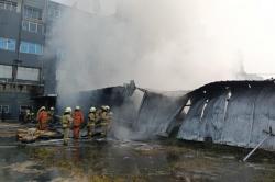 Kebakaran Landa Gudang Oli di Slipi Jakbar, 14 Unit Damkar Dikerahkan
