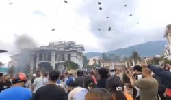 Viral Video Hujan Uang di Depan Rumah Menteri Energi Nepal