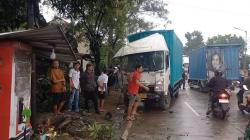Sopir Diduga Mabuk, Truk Tabrak 3 Kendaraan dan Warung di Jombang<