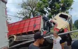Kecelakaan Truk Boks Tabrak 2 Kendaraan dan Warung di Salatiga, 2 Luka-Luka<