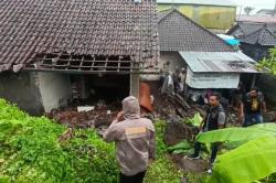 Bali Diguyur Hujan Deras, 2 Warga Gianyar Tewas Tertimpa Tembok Rumah Roboh<