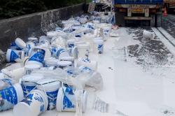 Kecelakaan 2 Truk di Tol Pluit Jakut, Jalanan Dibanjiri Cat Putih<