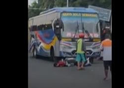 Sopir Bus Sumber Selamat Diamuk Massa usai Tabrak Pemotor di Lampu Merah Mojokerto<
